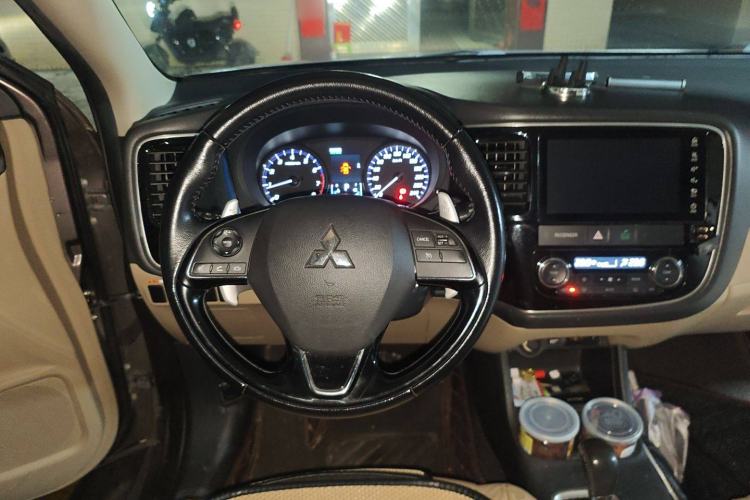 Used Mitsubishi Outlander 2016 2.4L 4x4 Luxury Edition 7-Seater