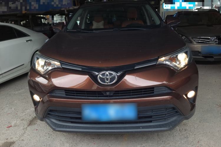 Used Toyota RAV4 2016 2.0L CVT Two-Wheel Drive Fashion Edition China V Standard
