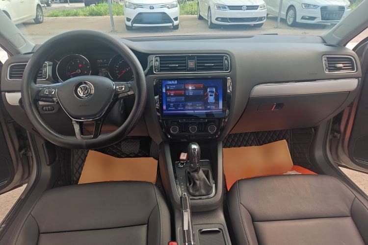 Used Volkswagen Sagitar 2018 1.6L Automatic Comfort Model Center Console