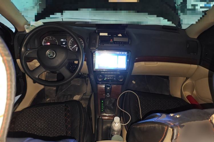 Used Skoda Octavia 2014 1.6L Automatic Yijun Edition Center Console