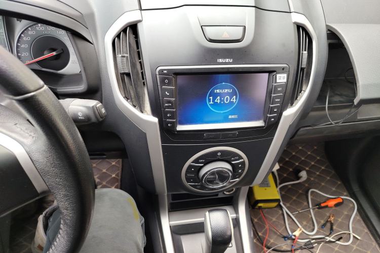 Used Isuzu D-MAX 2015 2.5T Four-Wheel Drive Automatic Ultra-Luxury Version 4JK1 Audio And AC Panel