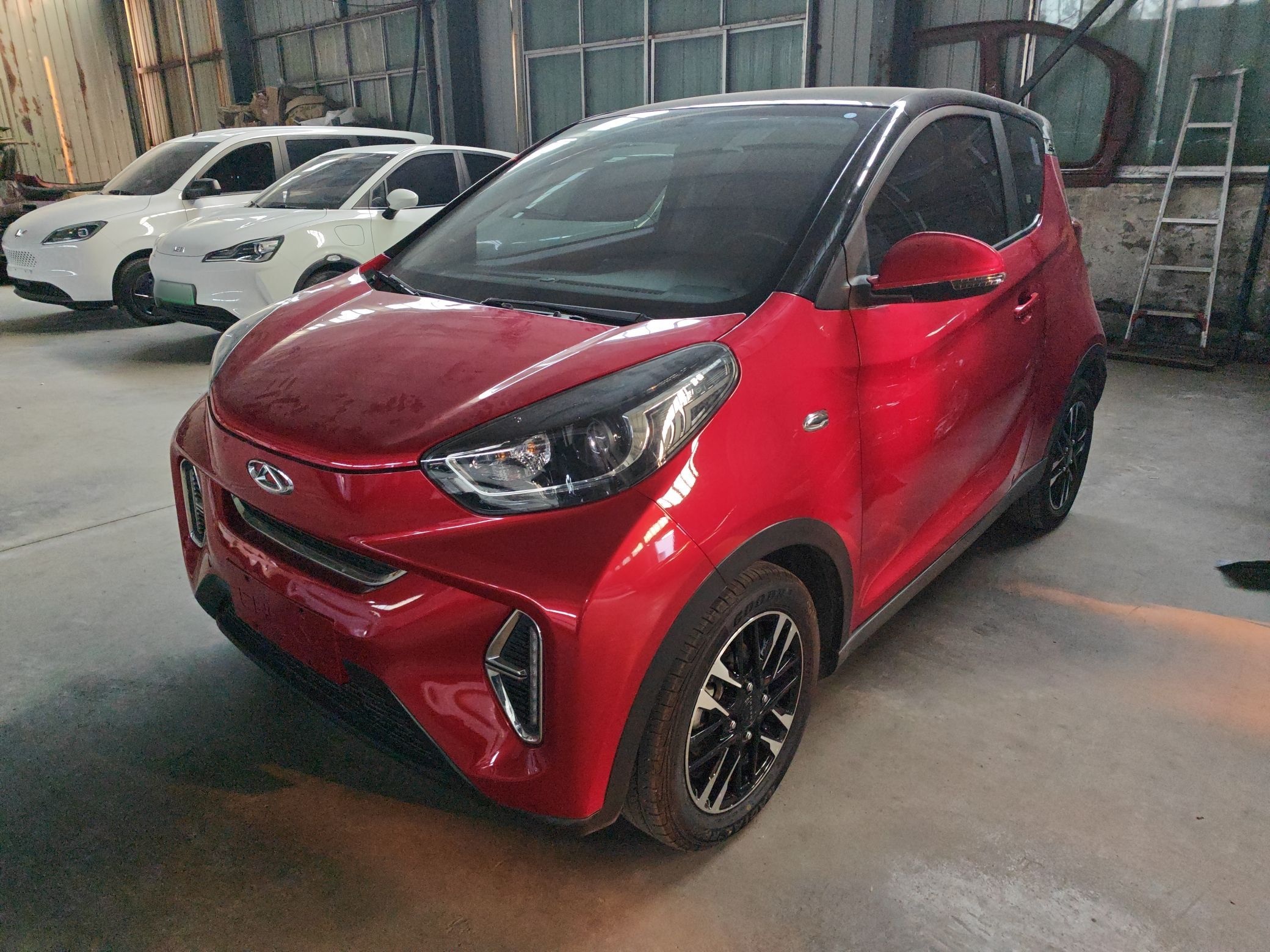 تحت مقدمة السيارة