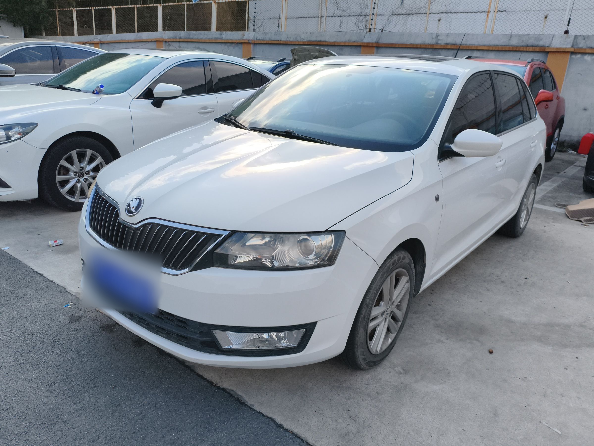 تحت مقدمة السيارة