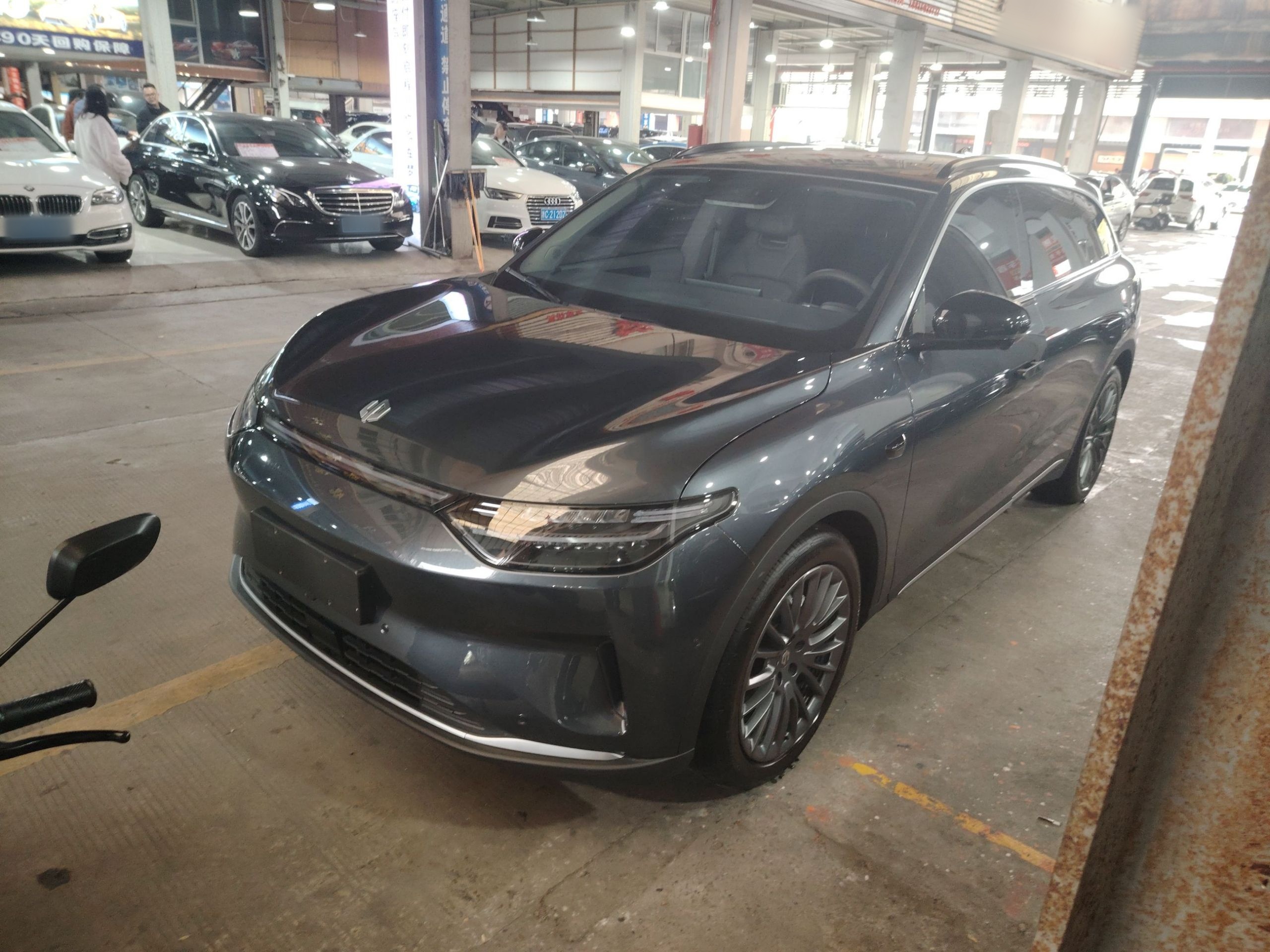 تحت مقدمة السيارة