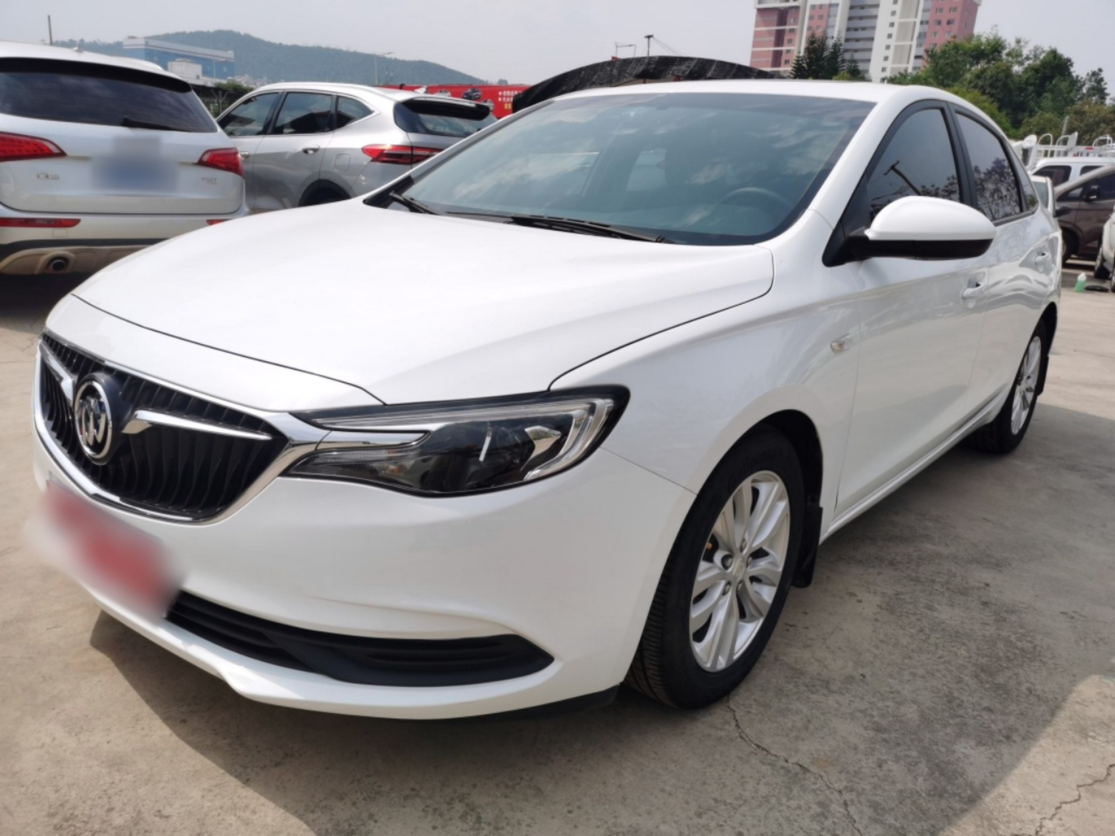 Под передней частью автомобиля