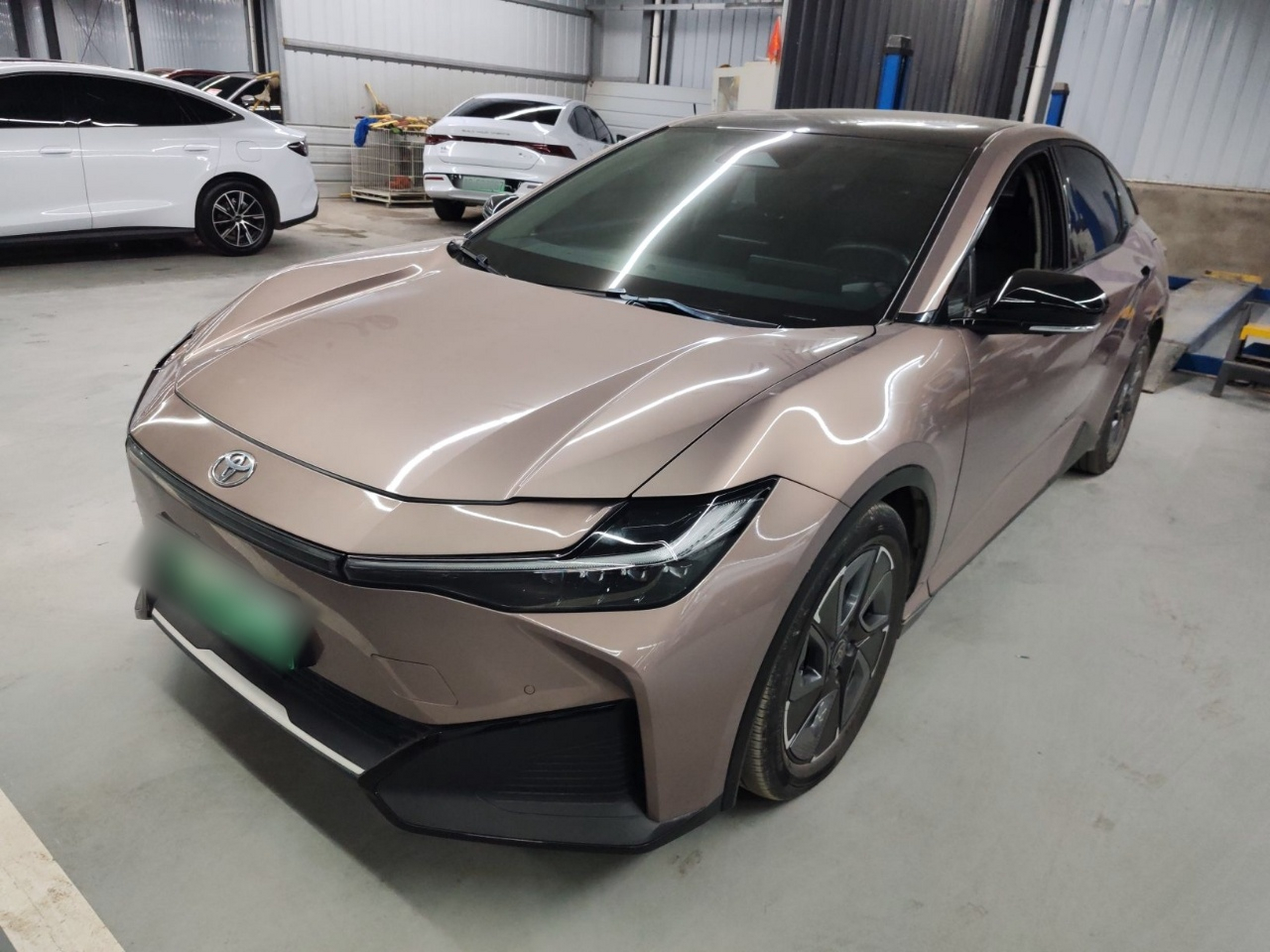 Под передней частью автомобиля