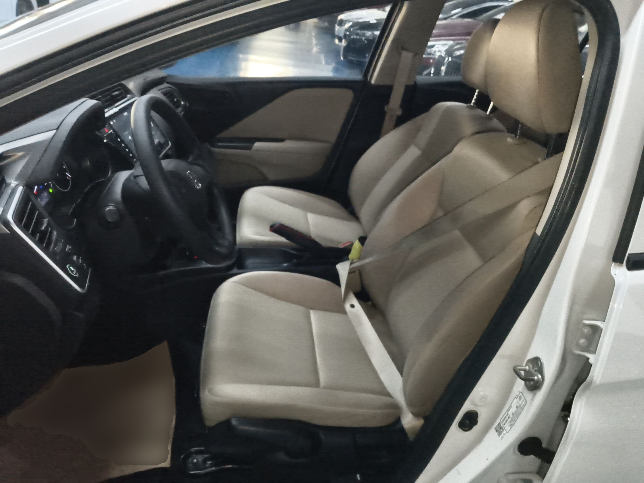 Переднее сиденье в автомобиле