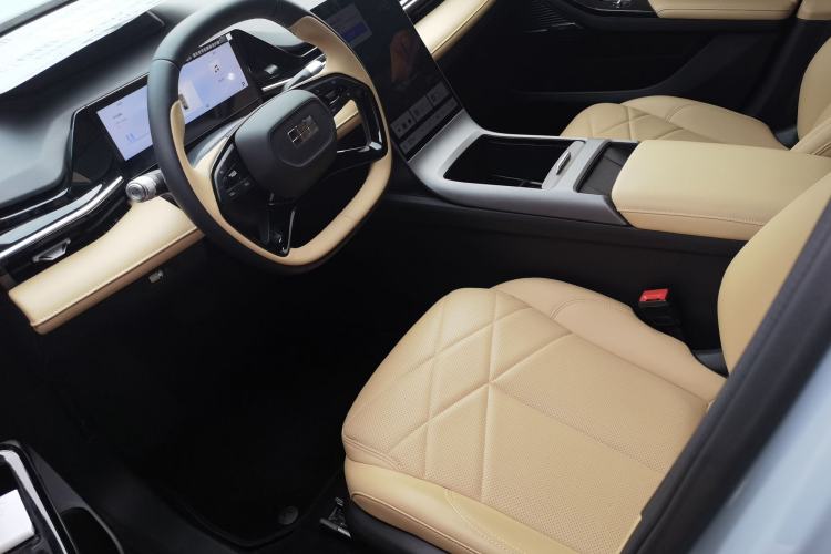 Used Geely Galaxy L6 2024 125km PLUS Dragon Edition
