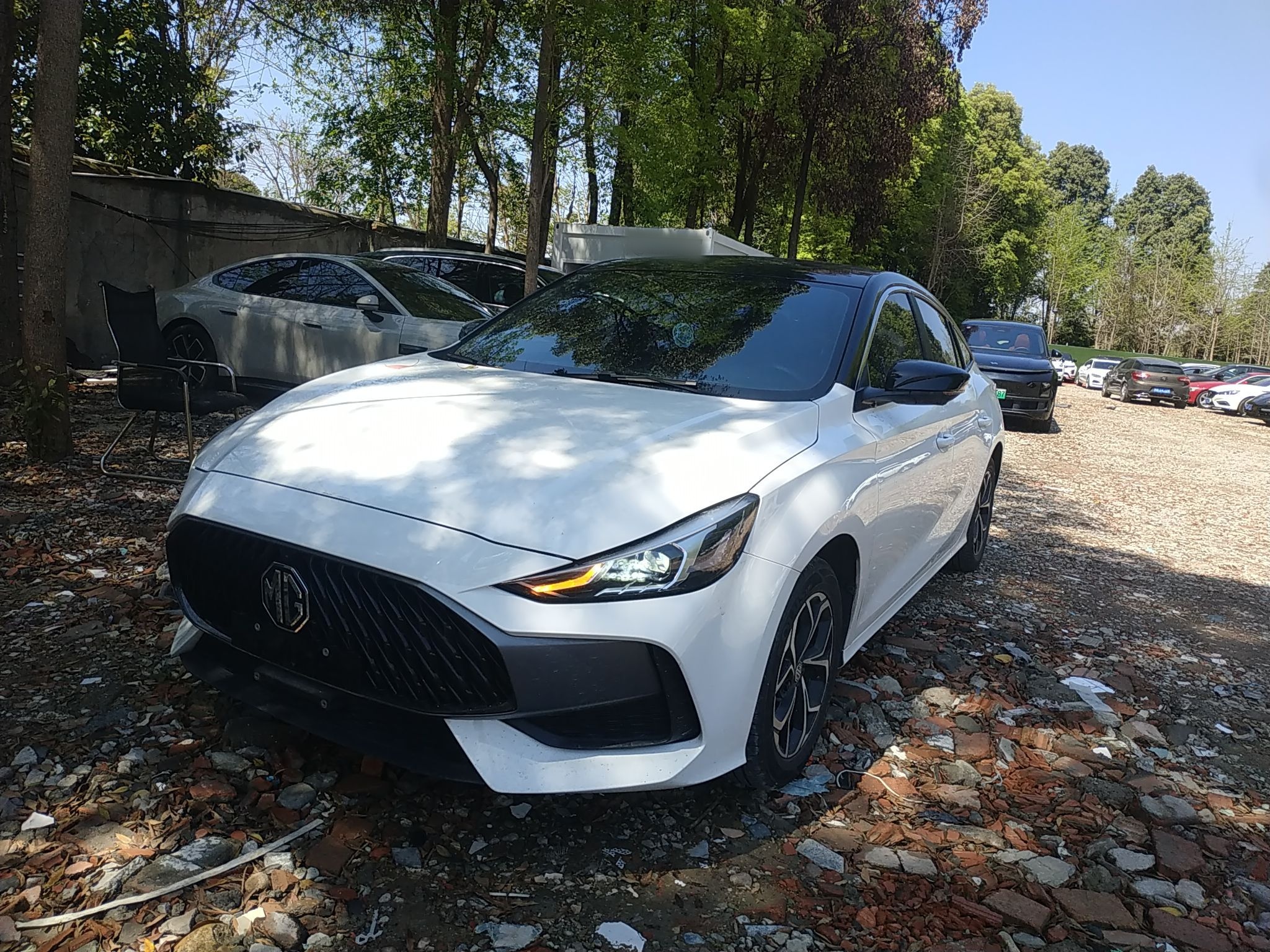 تحت مقدمة السيارة