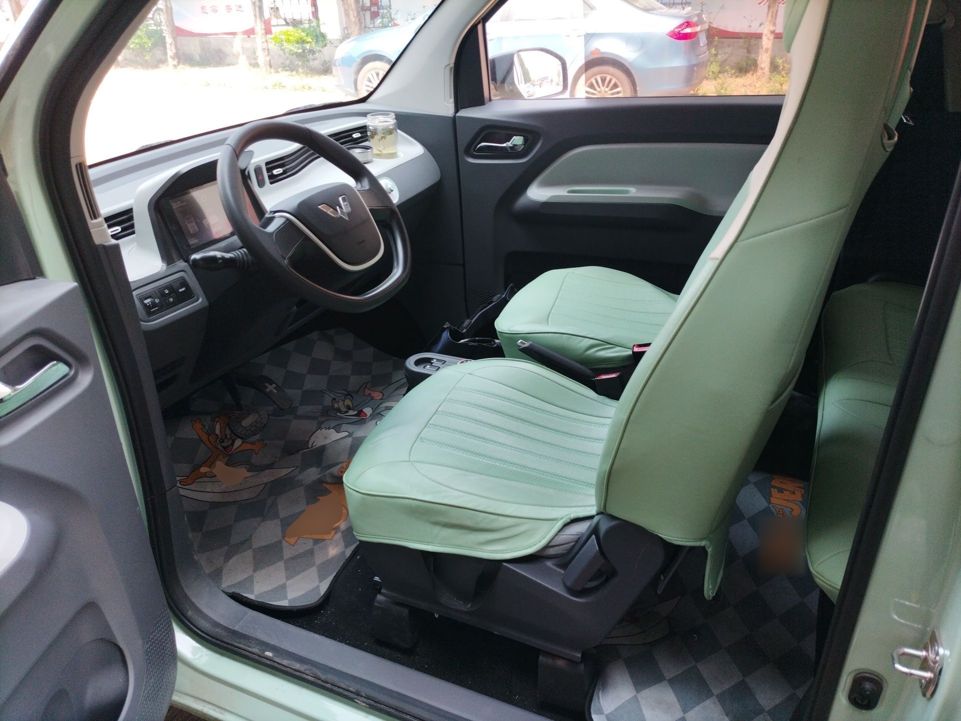 المقاعد الأمامية داخل السيارة