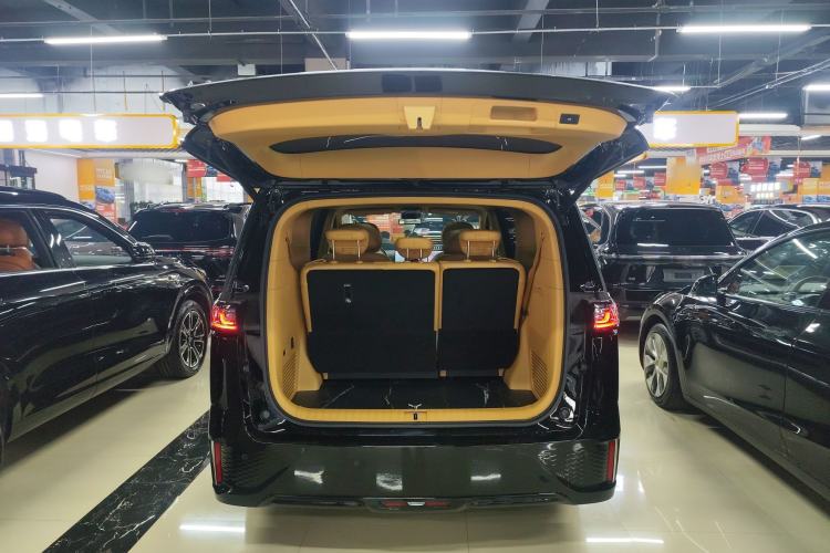 Used VOYAH Dream 2025 PHEV Four-Wheel Drive Excellence Kunpeng Edition Trunk