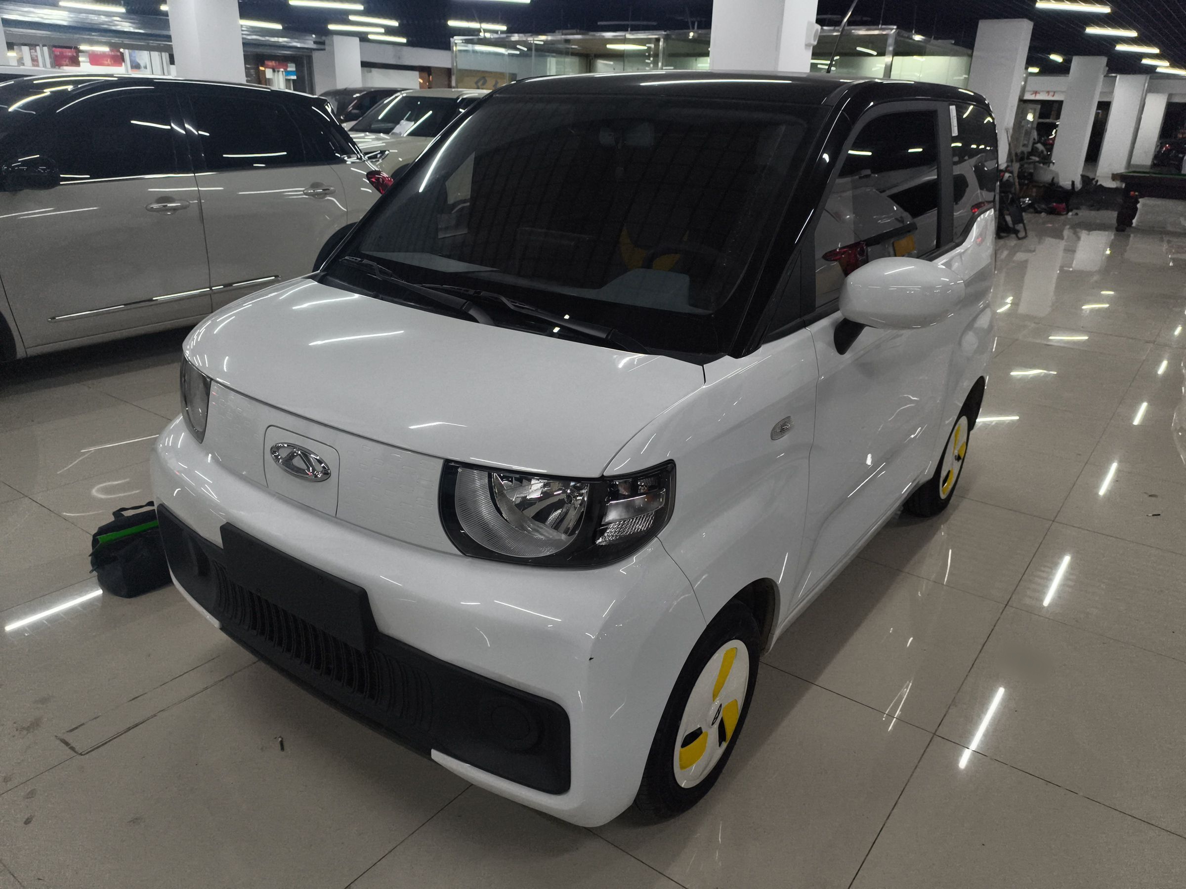 تحت مقدمة السيارة