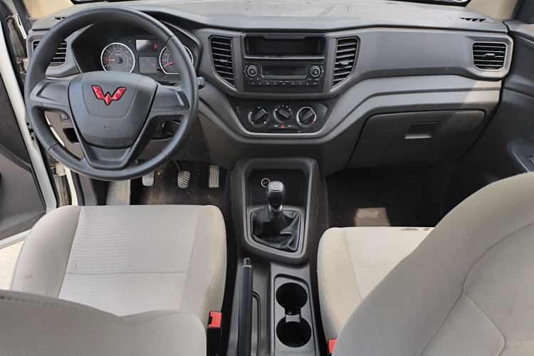 Used Wuling Hongguang V 2022 1.5L Jingqu Edition Electric-Assist LAR Center Console