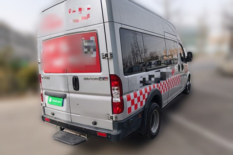 Used Dongfeng Yufeng 2021 2.4T Rear-Drive Logistics Vehicle Long Wheelbase High Roof Dual Rear Tires 6–9 Seats China VI Emission Standard YCY24140-60
