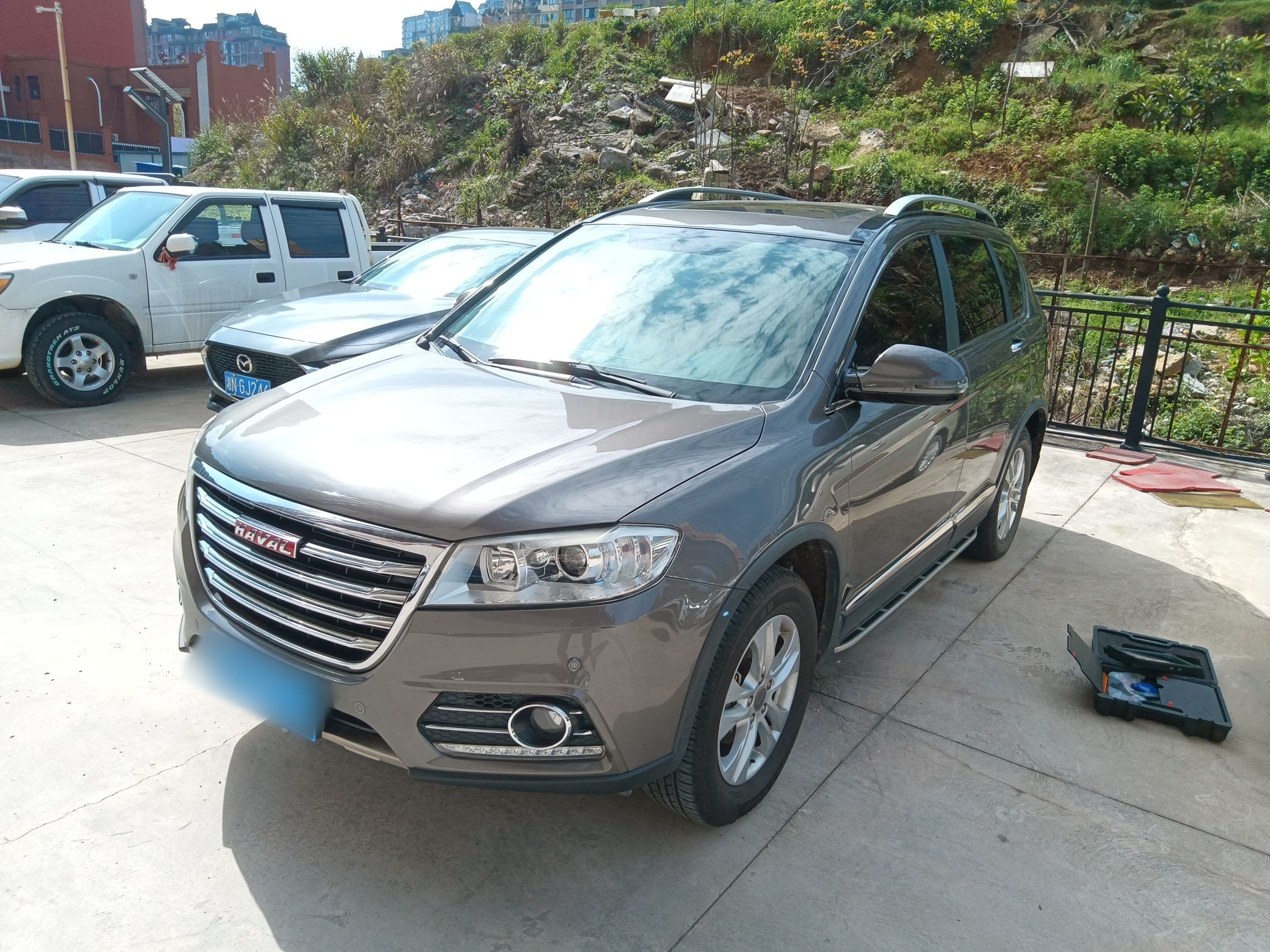 تحت مقدمة السيارة