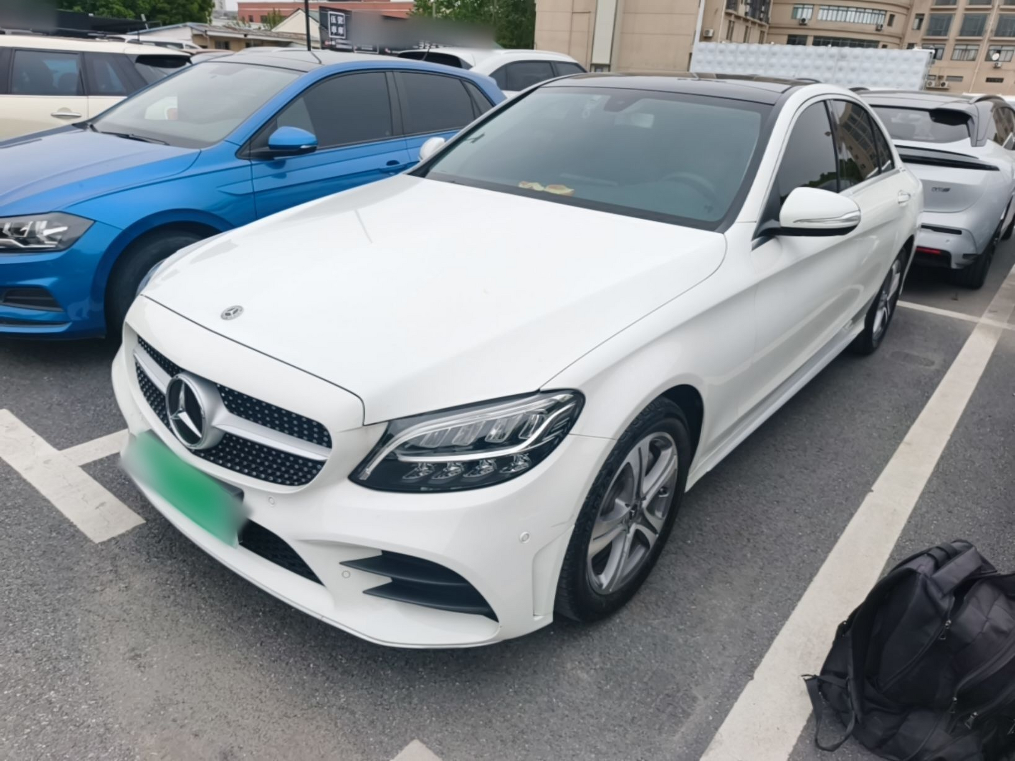 Под передней частью автомобиля