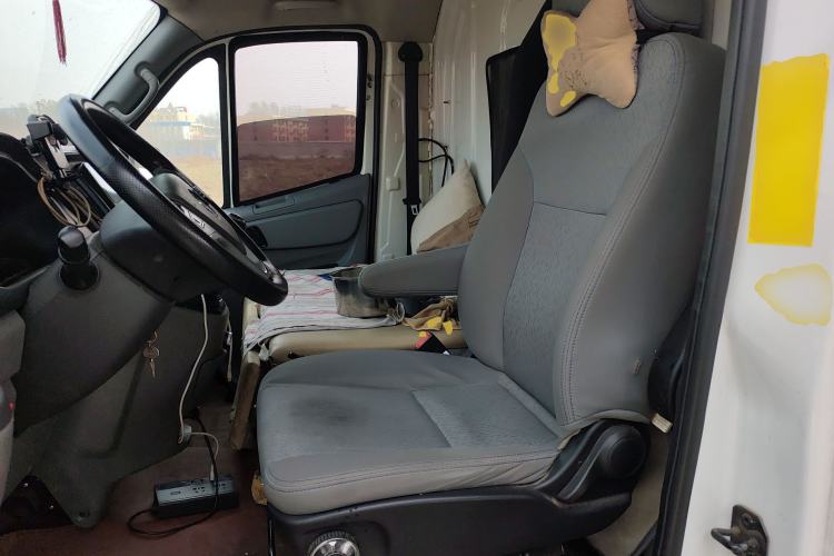 Used Foton Toano 2024 Joy Elephant Van Cummins 2.8T Manual Transmission Long Wheelbase Ultra-High Roof Rear Dual Tires 3-Seater
