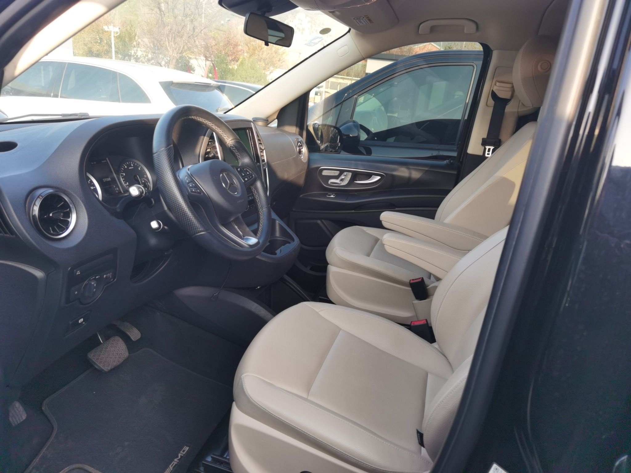 المقاعد الأمامية داخل السيارة