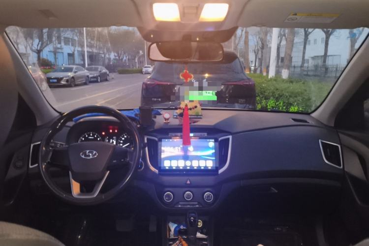 Used Hyundai ix25 2015 1.6L Automatic Two-Wheel Drive Smart GLS Trim Center Console