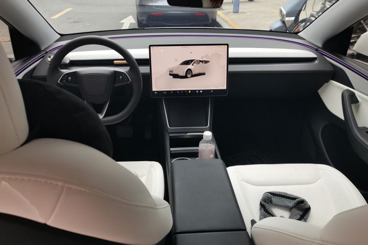 Used Tesla Model Y 2025 Long-Range All-Wheel-Drive Version
