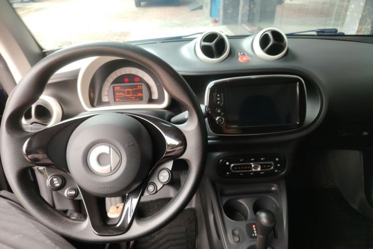 Used smart fortwo 2015 1.0L 52 kW hardtop Dynamic version
