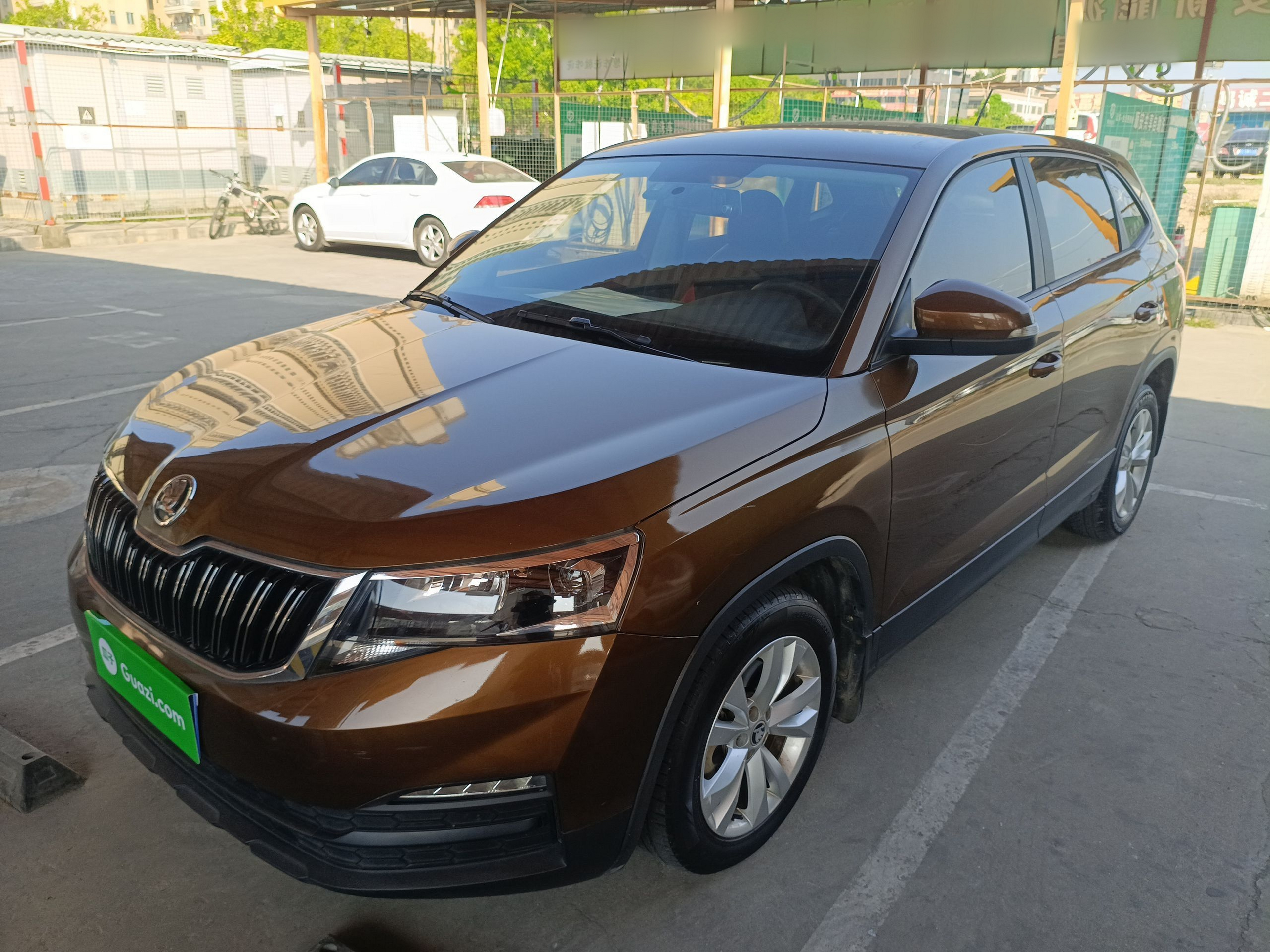 تحت مقدمة السيارة