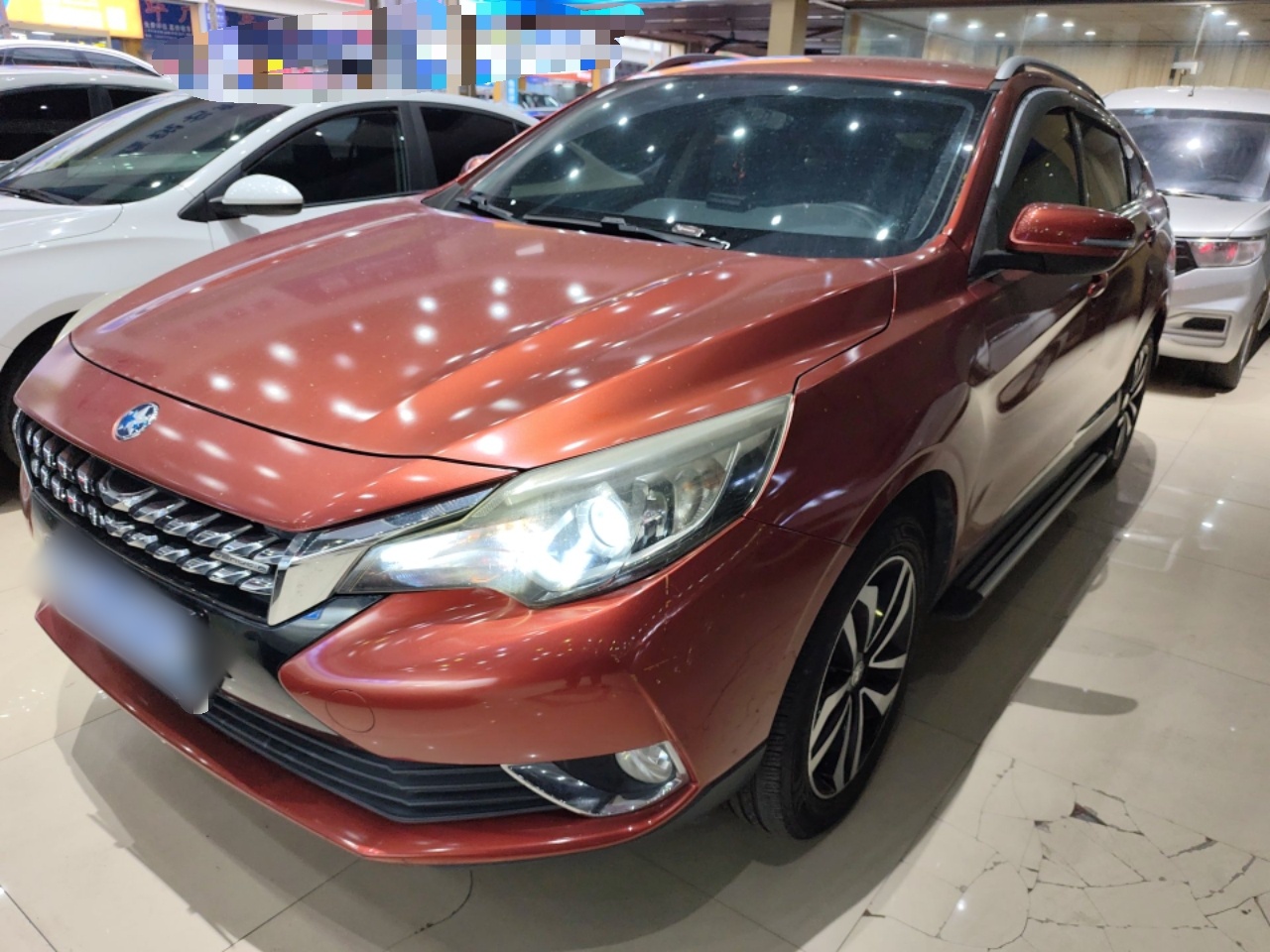 تحت مقدمة السيارة