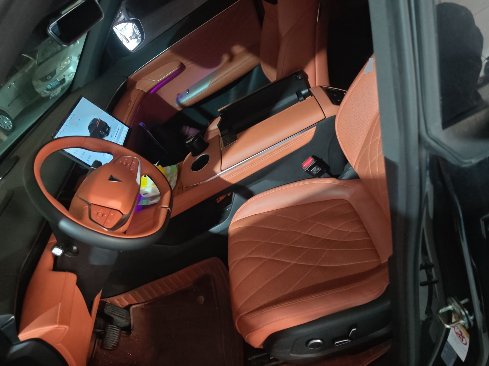 المقاعد الأمامية داخل السيارة