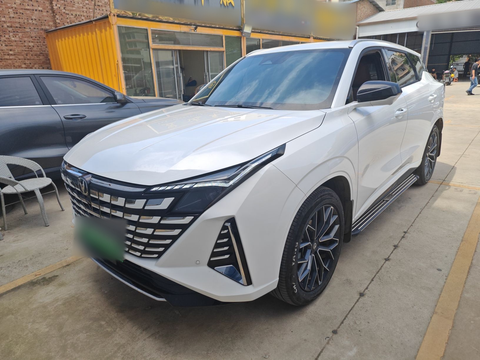 Под передней частью автомобиля