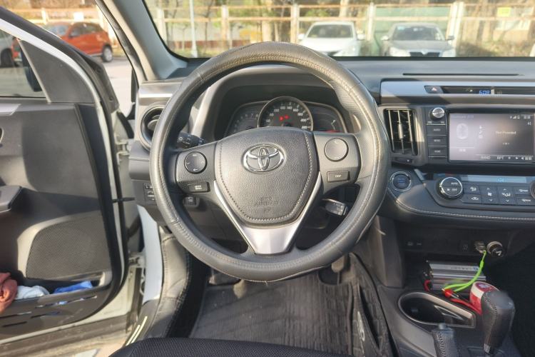 Used Toyota RAV4 2019 2.0L CVT Two-Wheel Drive Luxury Version China VI Standard
