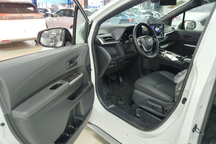 Used Toyota Granvia 2024 2.5L Hybrid Comfort Edition
