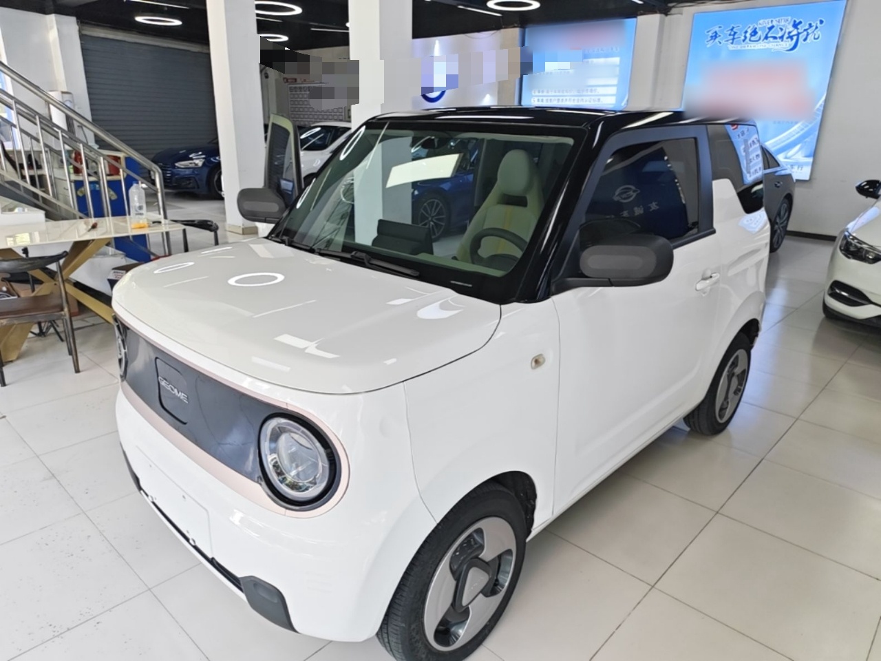 Unter der Vorderseite des Autos