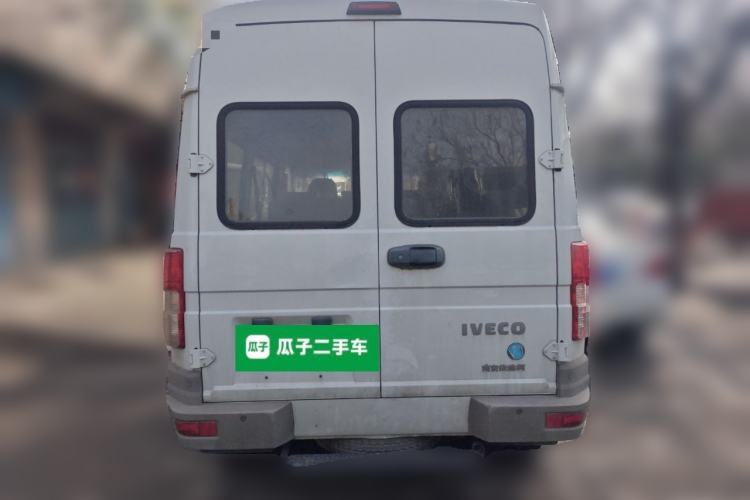 Used Iveco Daily 2021 2.5T A35 M1 Passenger Van 5-9 Seater Short Wheelbase Mid-Roof Design Dual Tires Manual Doors Rear