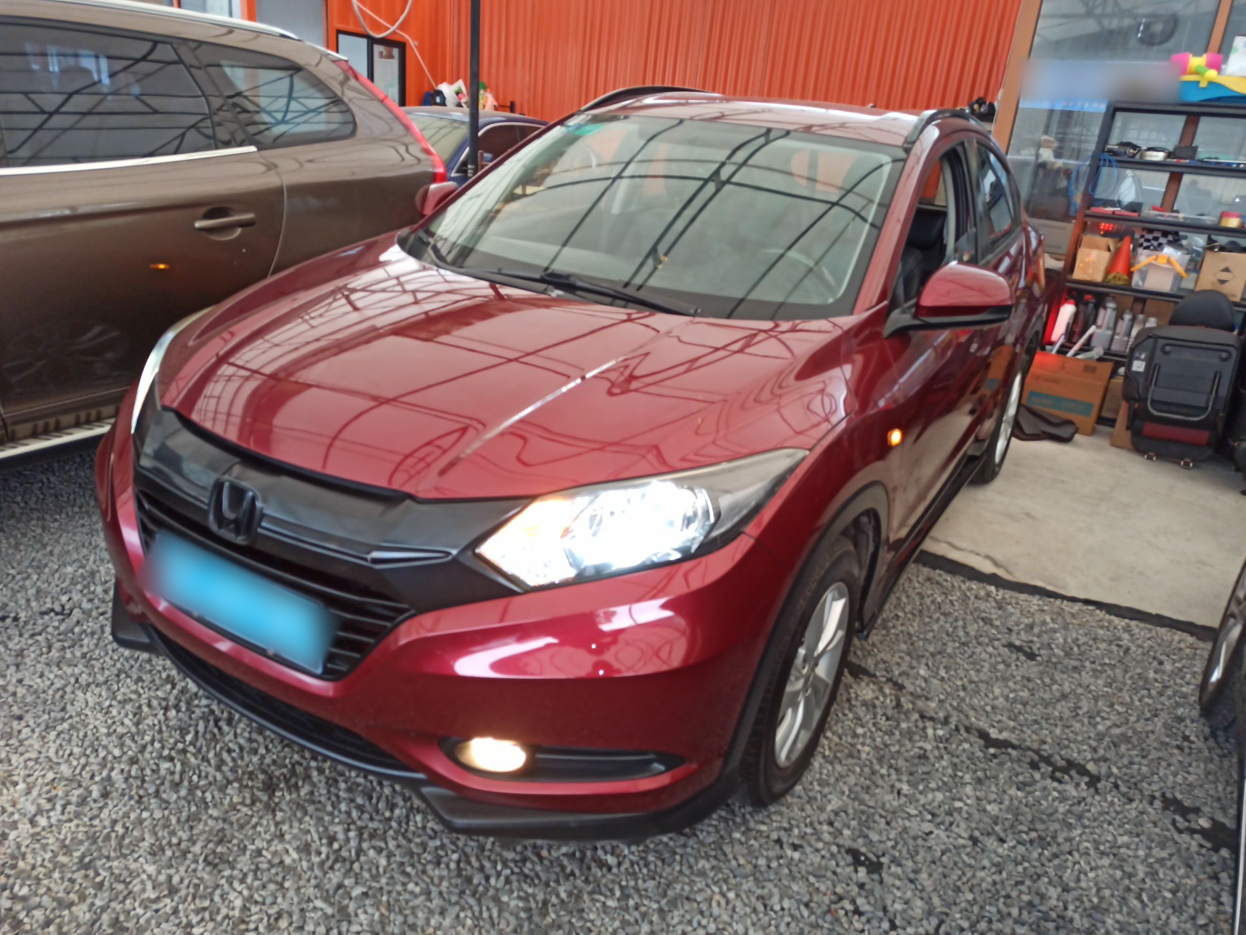 تحت مقدمة السيارة