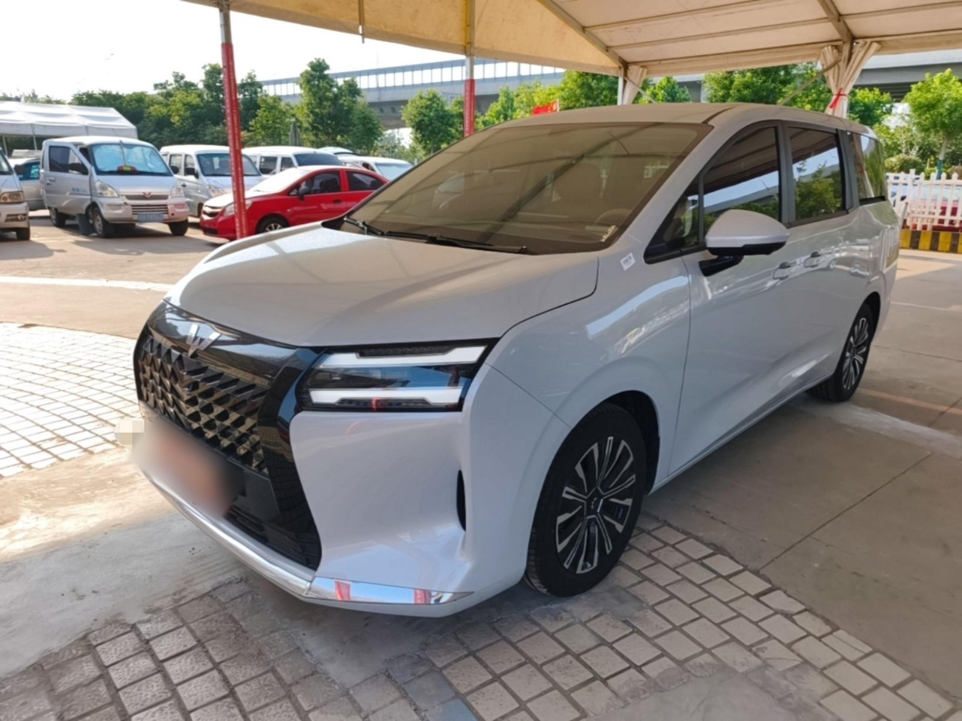 Под передней частью автомобиля