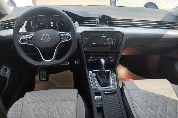 Used Volkswagen Magotan 2023 2 Million Units Commemorative Edition 330TSI DSG Luxury Version Center Console