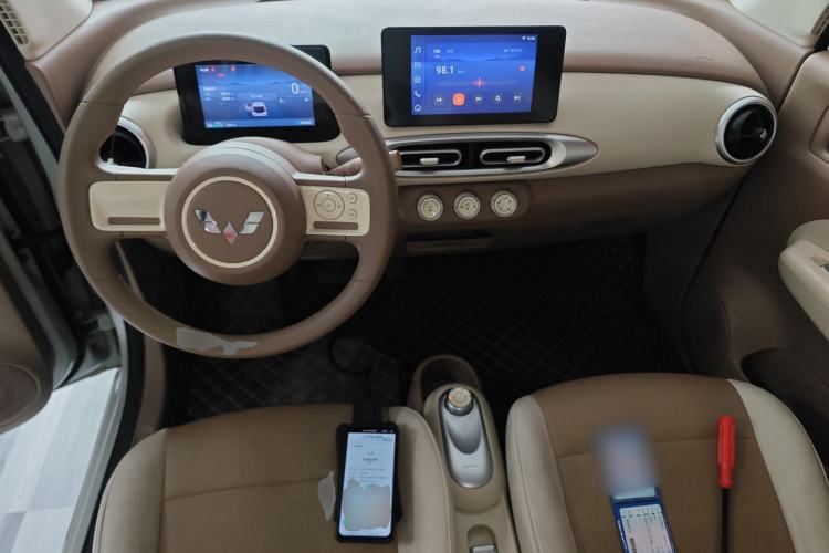 Used Wuling Hongguang MINIEV 2025 Four-Door Version Zhenxiang+ Edition Center Console