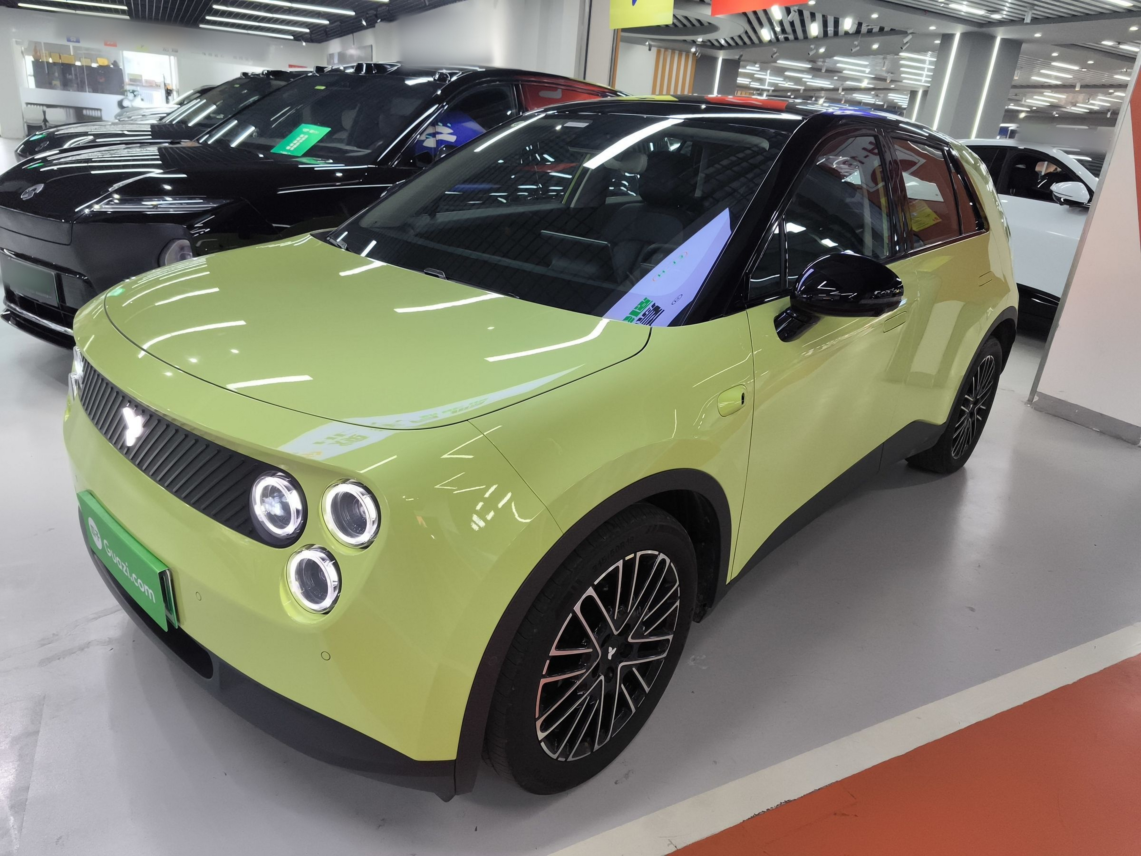 تحت مقدمة السيارة