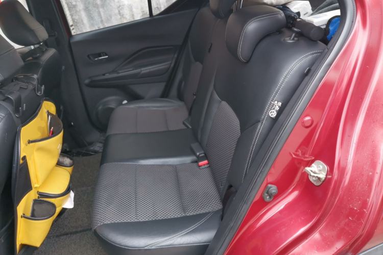 Used Nissan Kicks 2018 1.5L CVT Smart Connect Deluxe Edition Left Rear Seat