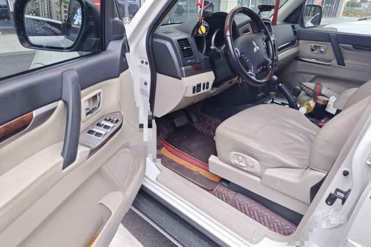 Used Mitsubishi Pajero 
