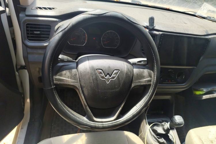 Used Wuling Hongguang V 2019 1.5L Jingqu Edition Sealed-Window Vehicle China VI LAR Steering Wheel