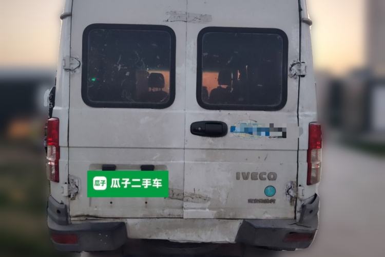 Used Iveco Daily 2020 2.5T A35 Passenger Van Single-Tire Mid-Roof Design 5-9 Seats China VI Emission Standard
