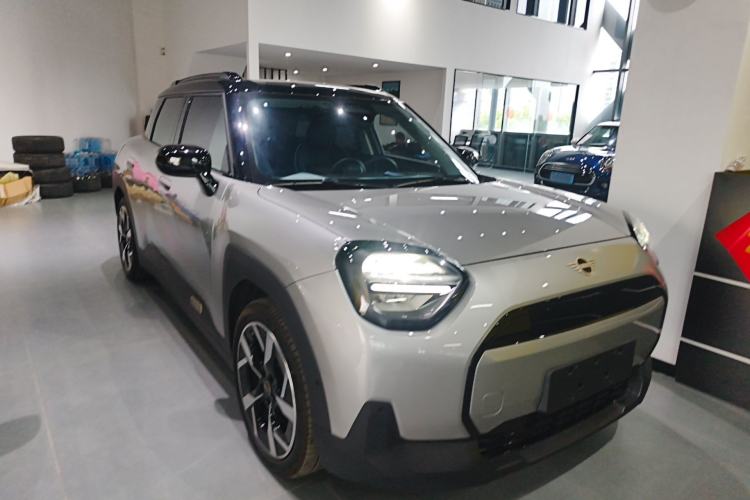 Used MINI Electric ACEMAN 2024 E Classic Edition Front Right 45 Deg