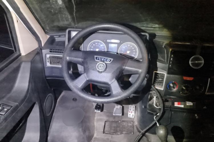 Used Iveco Daily 2020 2.5T A35 Passenger Van with Dual Tires Low Roof 5-9 Seats China V Emission Standard
