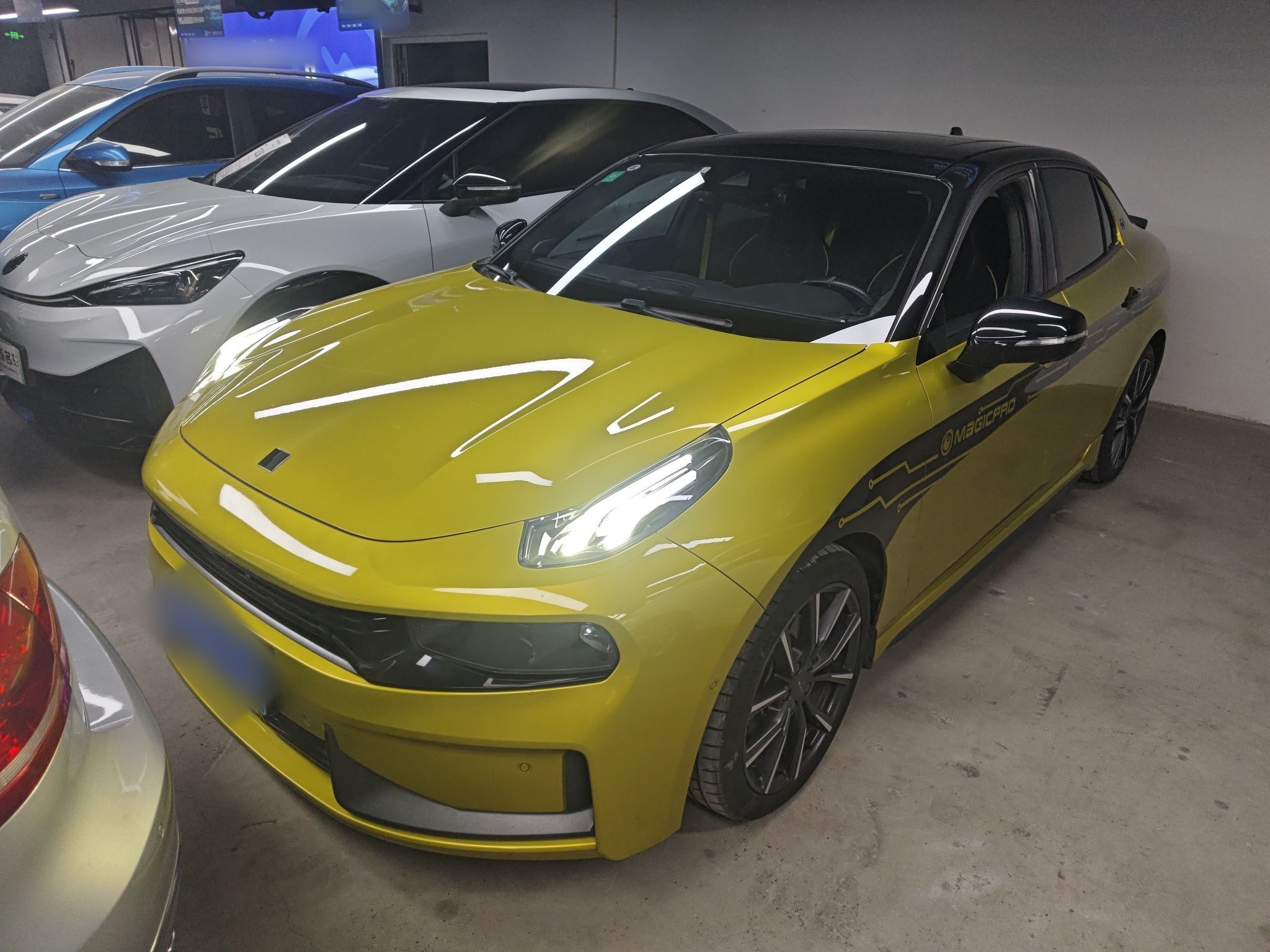 Под передней частью автомобиля