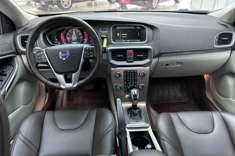 Used Volvo V40 2014 Cross Country T5 AWD Prestige Edition
