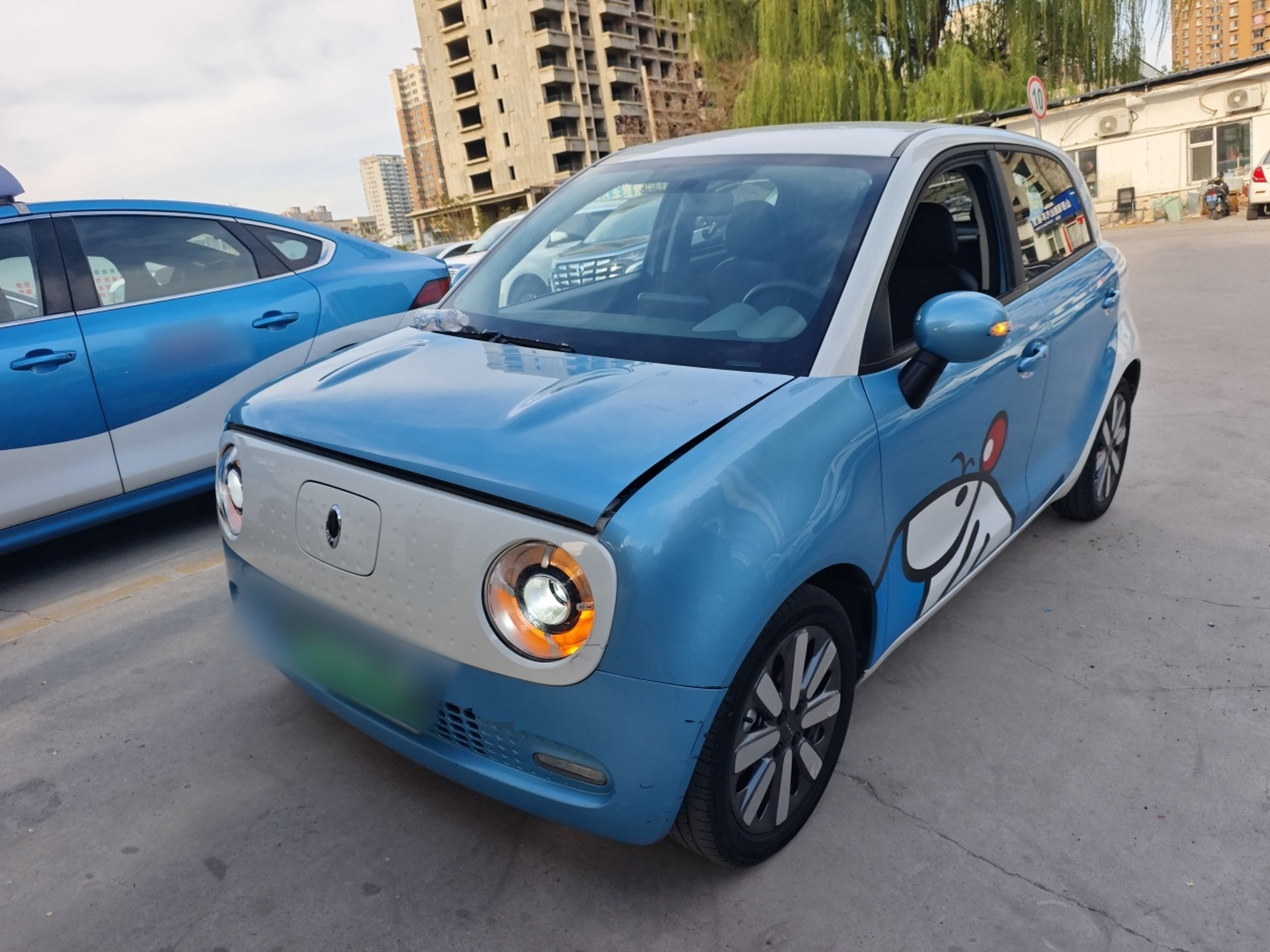 Под передней частью автомобиля