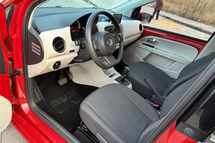 Used Volkswagen up! 2015 1.0L move up!