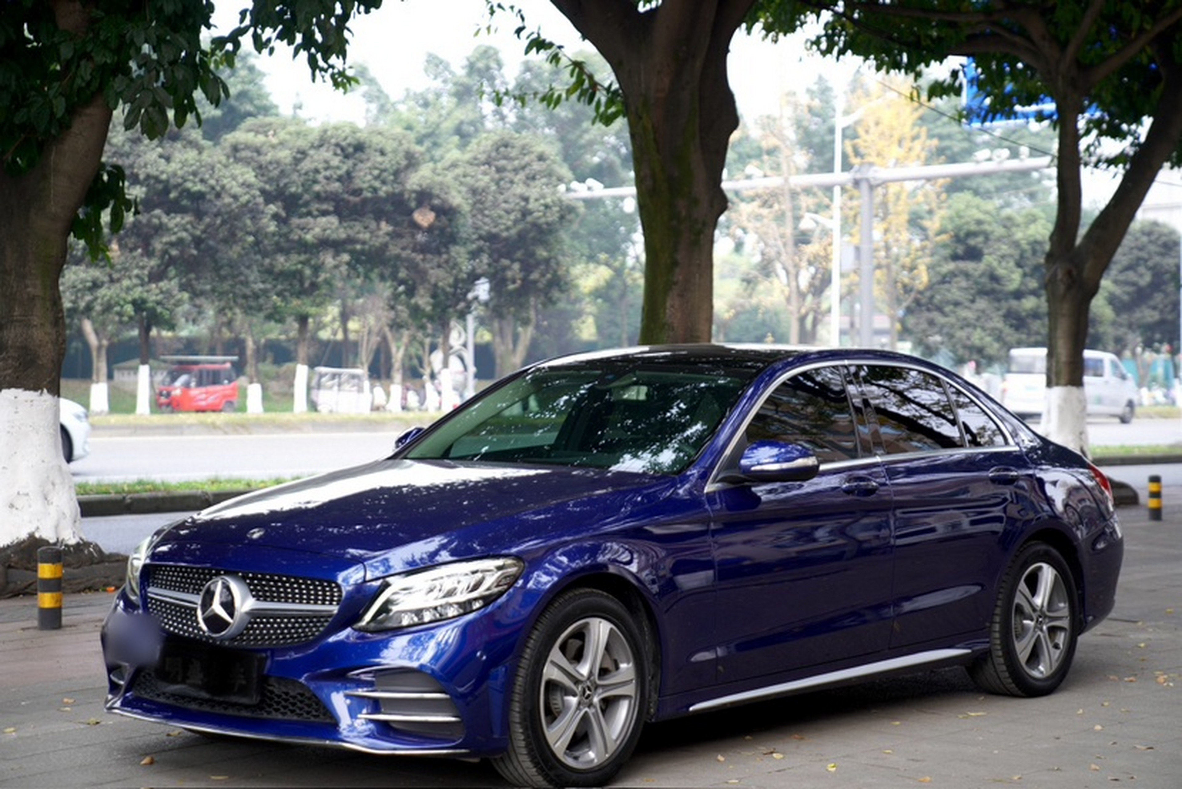 Под передней частью автомобиля