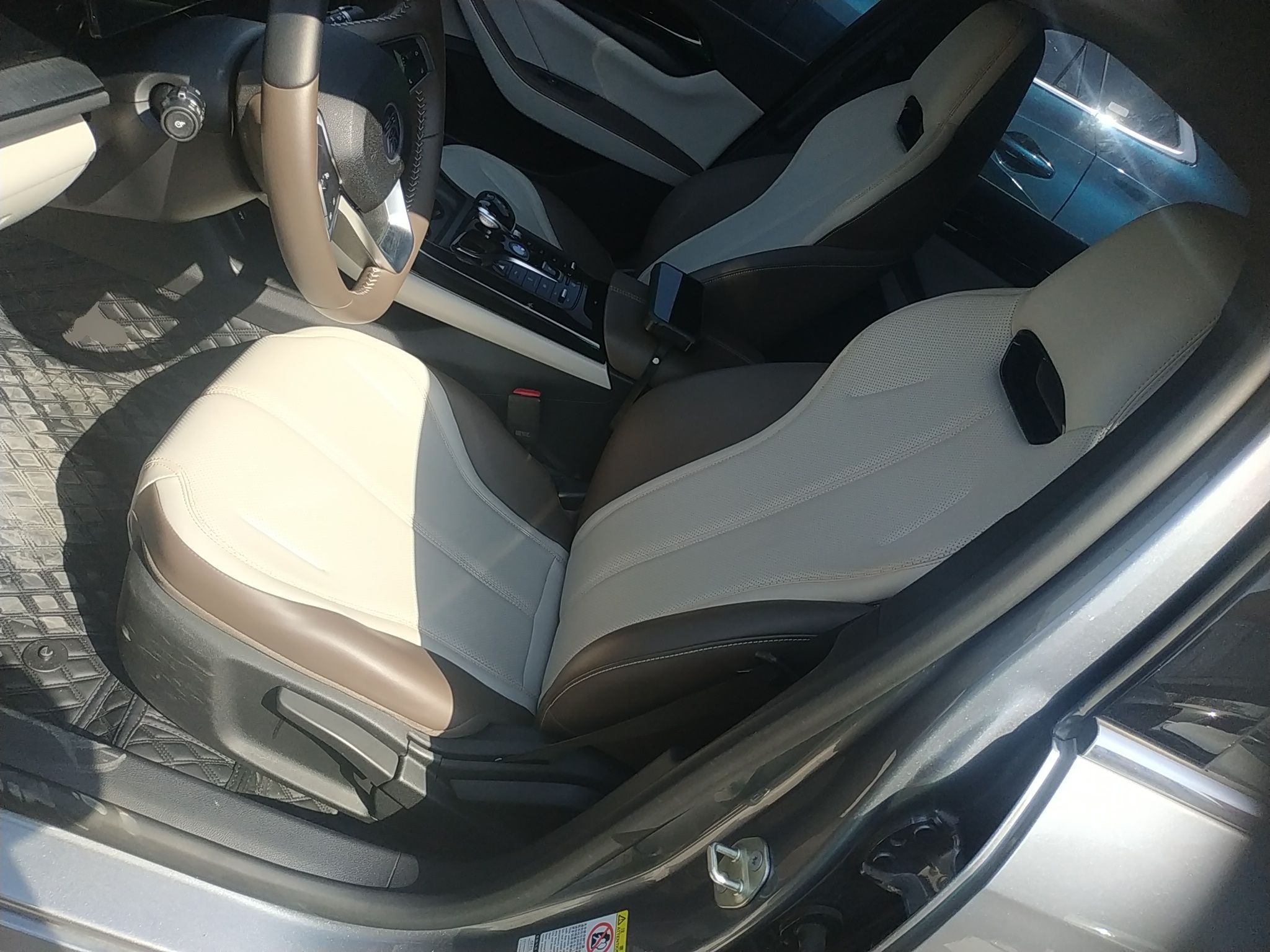 المقاعد الأمامية داخل السيارة